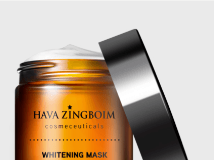 מסכת הבהרה של חוה זינגבוים (Hava Zingboim Whitening Mask) בצנצנת זהובה פתוחה, מיועדת להבהרת עור הפנים ושיפור מרקמו, זמינה ב־YSEE by Yulia Galimidi.