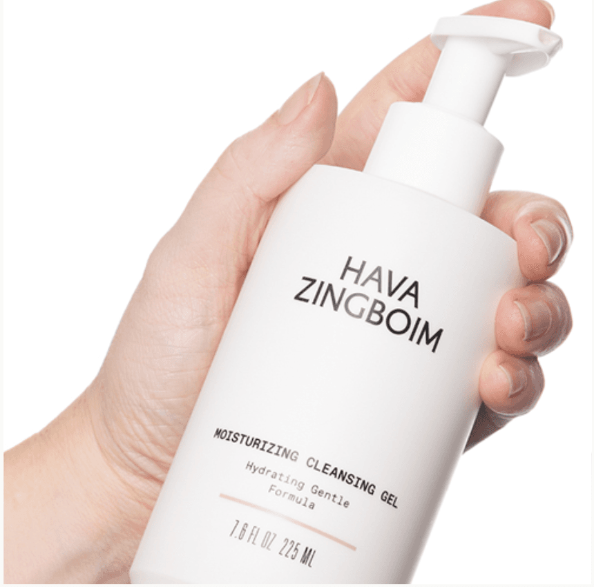 בקבוק ג׳ל ניקוי לחותי של חוה זינגבוים (Hava Zingboim Moisturizing Cleansing Gel) מוחזק ביד – פורמולה עדינה לניקוי וללחות העור, זמין ב־YSEE by Yulia Galimidi.