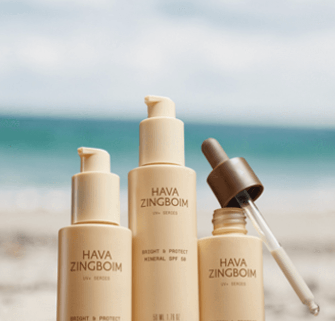 סדרת מוצרי ההגנה מהשמש UV+ SPF50 של חוה זינגבוים על רקע חוף הים