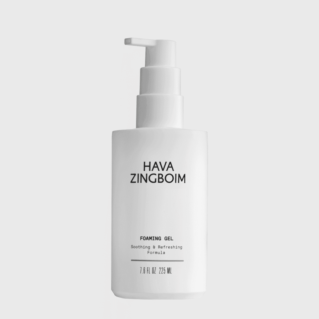 ג׳ל ניקוי מקציף של חווה זינגבוים – Foaming Gel לניקוי עמוק והרגעה של העור, נמכר ב־YSEE by Yulia Galimidi.